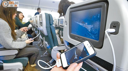 民航署放寬在航機飛行途中使用電子產品的規定。（資料圖片）