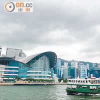 香港的全球競爭力排名繼續第七，遠遠落後於新加坡，有學者更估計本港的排名未來將會下跌。