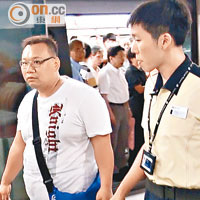 碰撞爭執<br>疑候車時與人碰撞男子，由港鐵職員勸解及帶離。