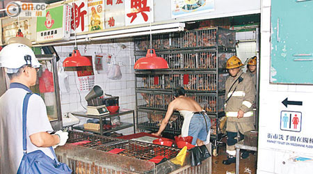 消防員在發生火警的雞檔內調查。（佘嘉俊攝）