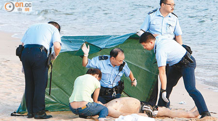 警方檢查遇溺男子屍體。（黃子源攝）