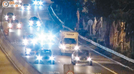 飆車黨在大埔公路捉快相機前，亮着「死火燈」向同黨提示。（梁國雄攝）