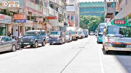九龍城沙浦道近酒店外下午違泊情況嚴重，被指令交通嚴重擠塞。
