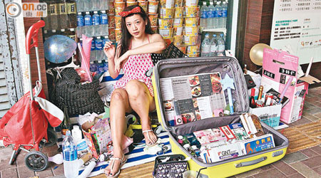 台妹在葵涌街頭擺賣美容產品及藥物。（曾紹良攝）