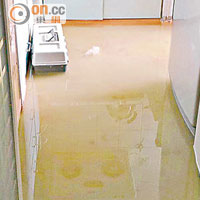 屋內污水倒灌情況嚴重，浸壞不少傢俬。（讀者提供）