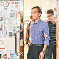 江桂才被警方押解離開辦事處時頭上黑布被脫去，並向傳媒露出微笑。（梁鵬威攝）