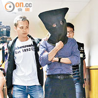 江桂才被黑布蒙頭帶返大角咀辦公室調查。