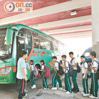 荃灣商會學校正聯絡校巴公司，下學年為跨境學童提供跨境校巴服務。（袁志豪攝）