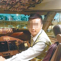 被捕男子在機場任職地勤時於飛機內拍照。（互聯網圖片）