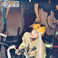 女消防隊長在火場內調查。（黃永健攝）