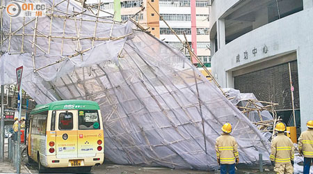 颱風過後<br>塌棚架<br>葵涌一幢工業大廈棚架不堪颱風吹襲塌下。（曾紹良攝）