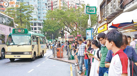 秀茂坪居民現時需乘小巴往港鐵站，放工時段車站經常大排長龍。（趙婉嫻攝）