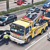 次宗車禍<br>消防車被拖走時又發生車禍。（互聯網圖片）