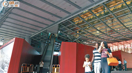 滙豐總行大堂近日進行裝修工程，圍封了大部分空間。