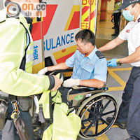 炒車擦傷手部的警員。（鄧業榆攝）