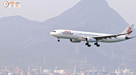 港龍航空承認，因內地實施空管，航班長時間延誤影響前線和後勤運作。