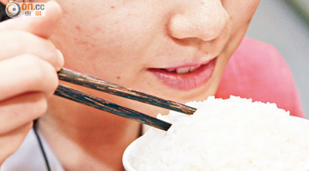 日本研究指常吃白飯等升糖指數高的食物，有助睡得更好。