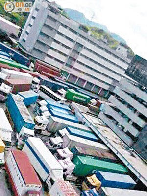 深圳灣口岸報關新系統程序繁複，數十架貨車被迫滯留在中港邊境之間。（受訪者提供）