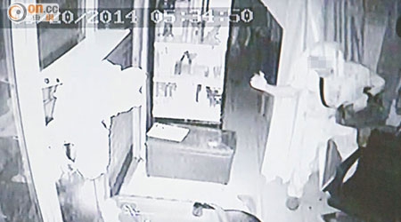 賊人在店內搜掠，被閉路電視拍下面貌。