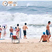 石澳海灘在三號風球下捲起巨浪。