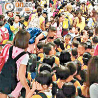 大批跨境學童被迫擠在離境大堂前通道等候過關。