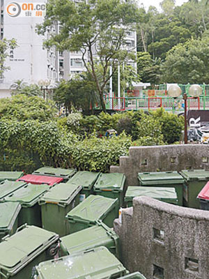 德田邨大型垃圾站不見試點計劃承辦商現身點算垃圾。（蘇文傑攝）