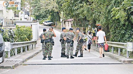 警方出動村巡隊加強巡邏。（黃永健攝）