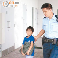 報警救母的男童由警員帶往醫院。