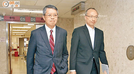有線寬頻主席吳天海（左）到醫院探望受傷保安員。（林耀康攝）