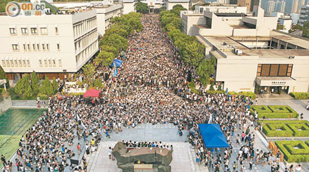 學聯發動的首日罷課集會聲稱有一萬三千人參加，擠滿中大百萬大道及兩旁。（高嘉業攝）
