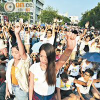 罷課集會今日將移師添馬廣場舉行，部分學生更會於早上包圍特首辦。