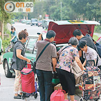 水貨客取貨後，五人乘坐一輛的士以攤分成本。