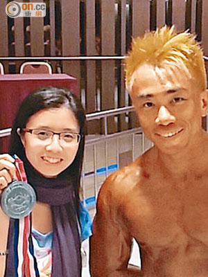 黃宏勝參加健美比賽得獎，未婚妻李卓詩（左）為他打氣。