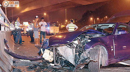 肇事跑車車頭嚴重毀爛。（梁國雄攝）