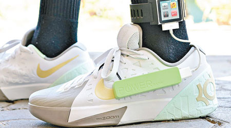 菲律賓少年發明家研究出鞋墊發電機。（互聯網圖片）
