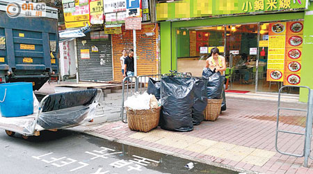 有食肆職員棄置垃圾，被指影響衞生環境。