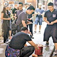 死者親友到案發現場路祭。（馮裕亨攝）