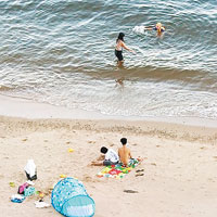 沙灘玩耍<br>泳客在沙灘玩耍。（互聯網圖片）
