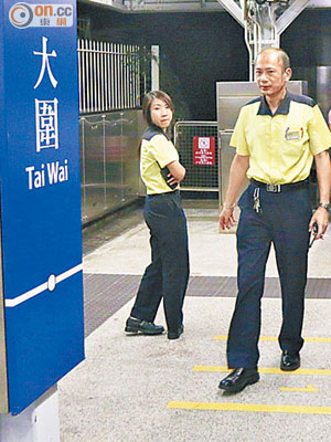 港鐵職員曾手持電筒落路軌搜索。（夏國威攝）