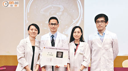 中大團隊（左起）：陳然欣、陳浩然、袁月冰及陳廷峰發現最新一種小腦萎縮症致病基因。（張美蘭攝）