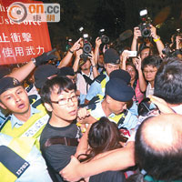 花園道衝突警示紅旗<br>示威者晚上突然衝出馬路引發混亂，警方展示紅旗警告會使用武力。（潘思維攝）