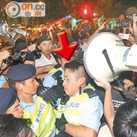 混亂中有警員被示威者的揚聲器撞甩帽（箭嘴示）。