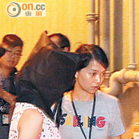 被捕少女被帶署。（王譯揚攝）