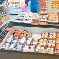葵涌廣場一間壽司店內的壽司櫃，如同裝飾櫃，冷凍效果欠奉，記者量度壽司表面溫度更達近攝氏二十七度。