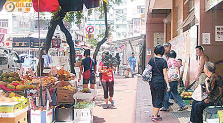 小販佔用行人路擺賣，食環署被指執法效力成疑。