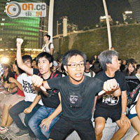 近百示威者衝入廣場坐在中間旗杆位，包括社民連正副主席梁國雄及黃浩銘。