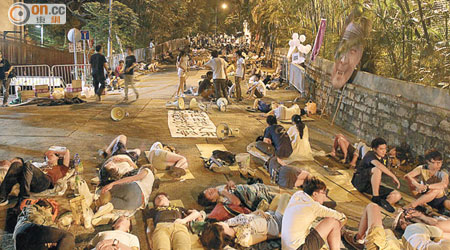 約一百名示威者堅持通宵留守禮賓府，部分人在馬路上睡覺。（賴南秋攝）