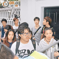 十多名學生突破警方防線，走到禮賓府正門外聚集。