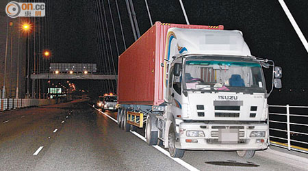 貨櫃車停在汀九橋橋面。（葉嘉文攝）