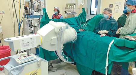 3D電腦導航脊椎手術系統，可增加醫生置入手術器具的準繩度。（聯合醫院提供）